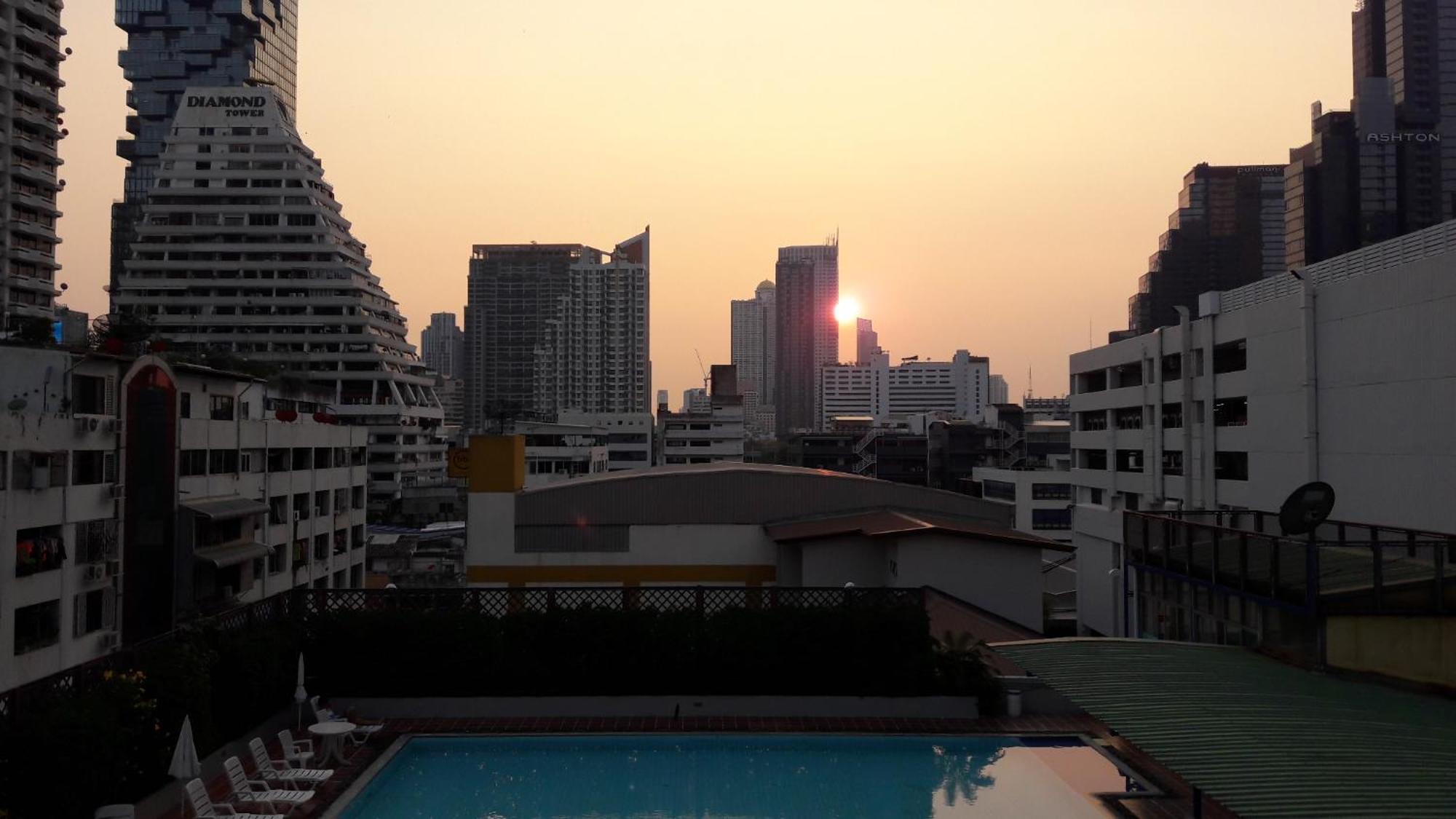 Panoramic City View Room At Silom Bangkok Buitenkant foto